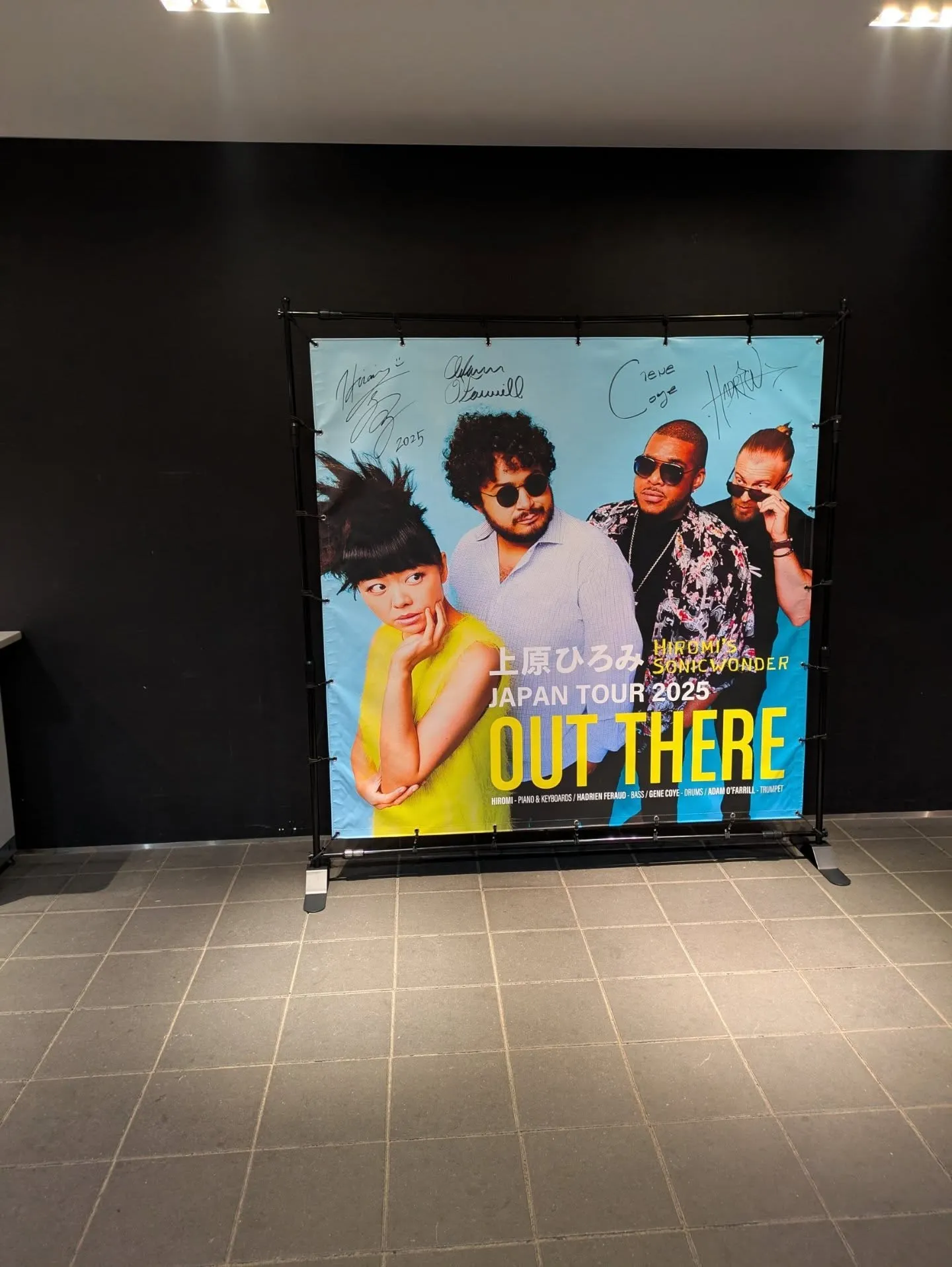 本日19日は21時30分開店です。